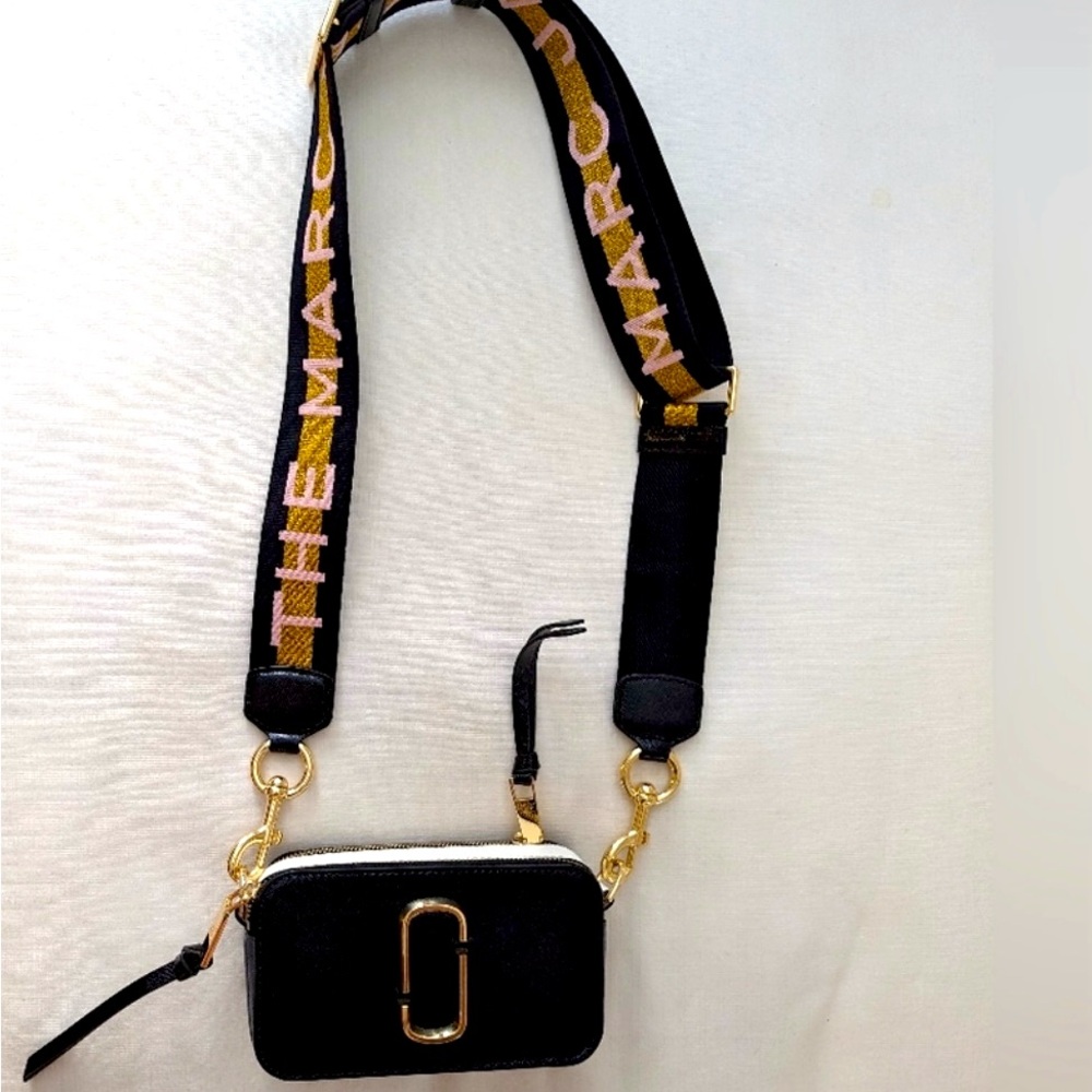 Authentic Marc Jacobs camera bag. Pink/gold strap.